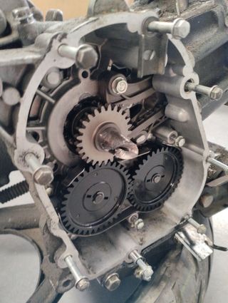 Motor Peugeot Satelis 125 (eje estator roto)