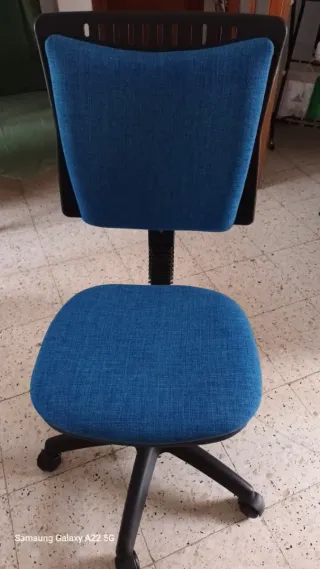 Silla de oficina con ruedas azul