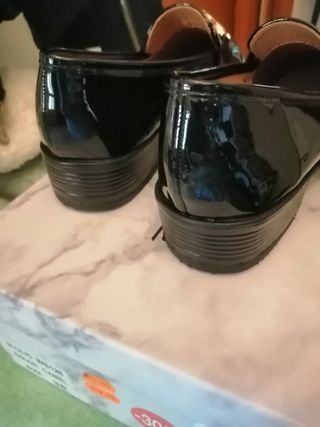 Eleganti mocassini neri con fibbia dorata