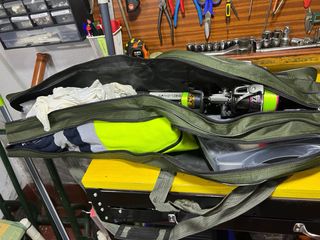 Bolsa de pesca con 2 cañas y accesorios