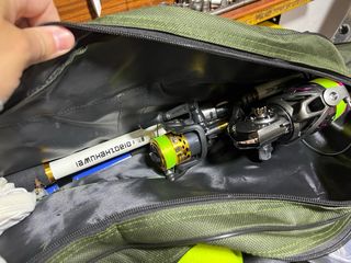 Bolsa de pesca con 2 cañas y accesorios