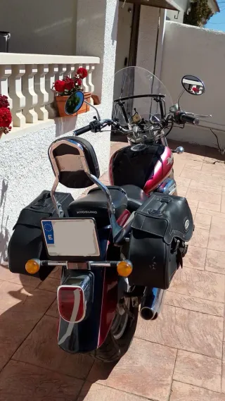 Moto Hyosung GV 250 Cruiser Roja y negra