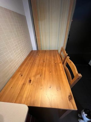 Mesa de madera con 4 sillas