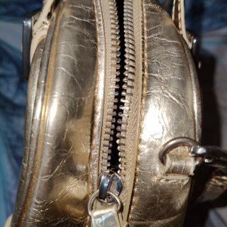 Sandalias y bolso dorado