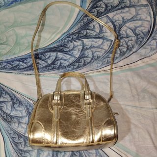 Sandalias y bolso dorado