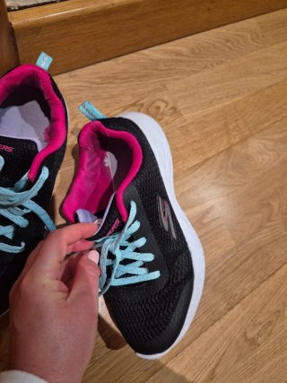 Zapatillas Skechers Niña Negras y Rosas