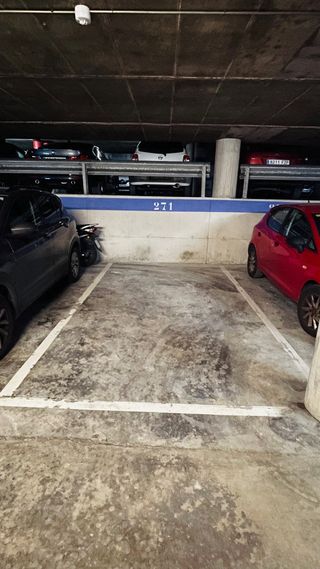 Plaza de garaje para coche.