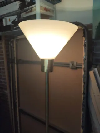 Lámpara pie vintage Mid Century opalina blanca