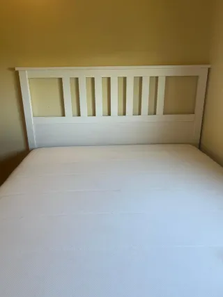 Cama blanca con somier y colchón