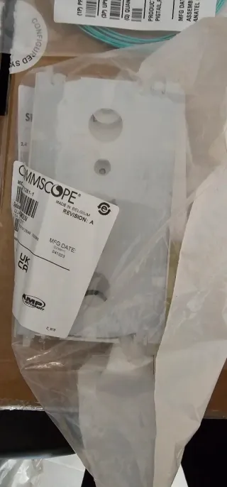Pack Fibra Óptica CommScope: Pigtails, Bandeja, Ad