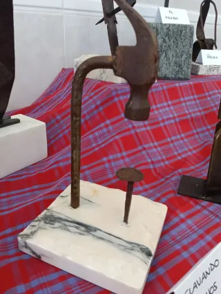 Figuras de arte metálicas