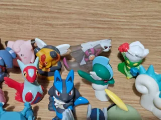 27 Figuras Pokémon Bandai