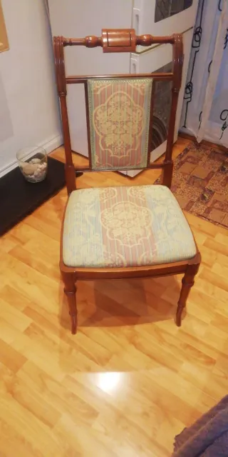 Silla antigua de madera con tapicería