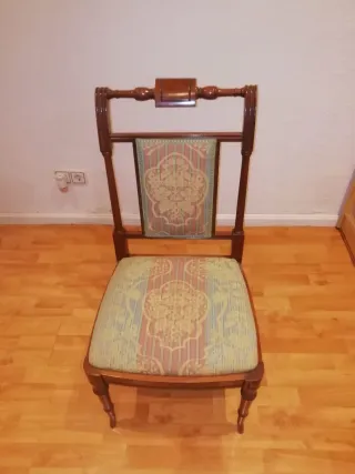 Silla antigua de madera con tapicería