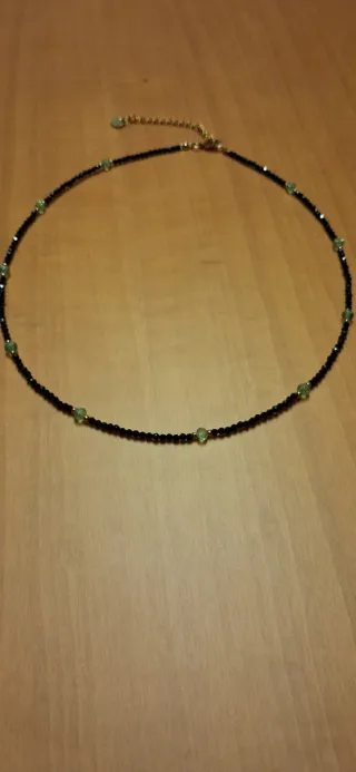 Elegante gargantilla negra y verde