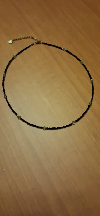 Elegante gargantilla negra y verde