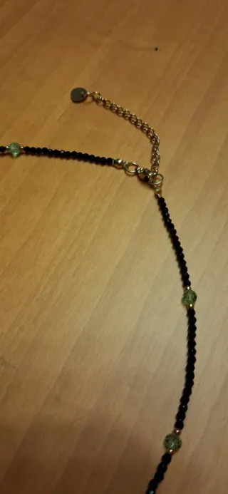 Elegante gargantilla negra y verde