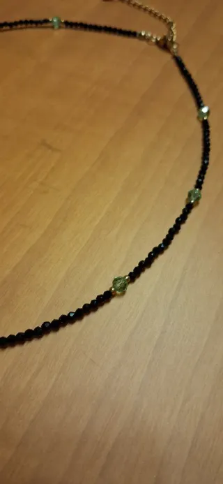 Elegante gargantilla negra y verde