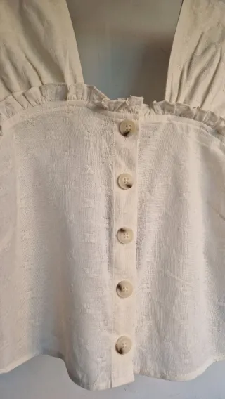 Camiseta Cortefiel con botones y volantes