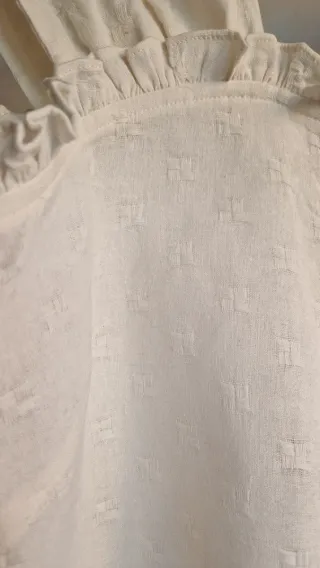 Camiseta Cortefiel con botones y volantes