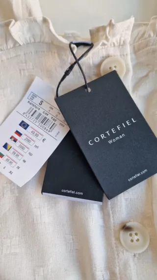 Camiseta Cortefiel con botones y volantes