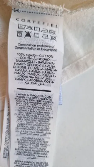 Camiseta Cortefiel con botones y volantes