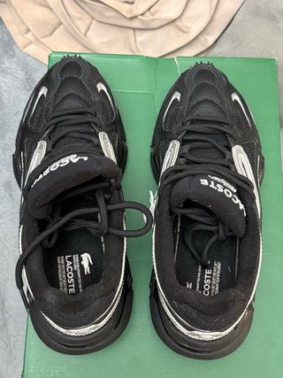 Zapatillas Lacoste Negras y Plateadas