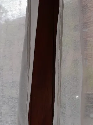 Dos telan blancas/beiges finas de gasa.