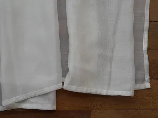 Dos telan blancas/beiges finas de gasa.