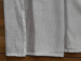 Dos telan blancas/beiges finas de gasa.