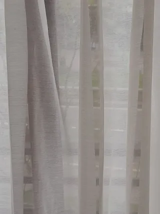 Dos telan blancas/beiges finas de gasa.