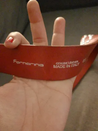 Cintura Fornarina rossa con borchie