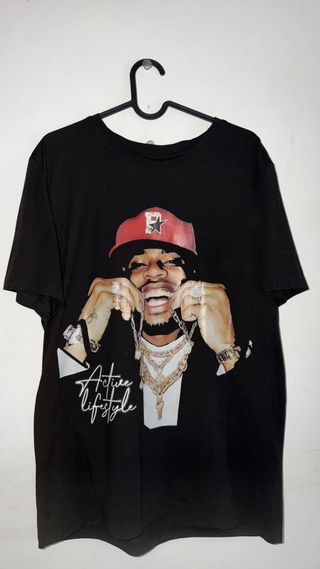 Camiseta Negra con Estampado de Artista