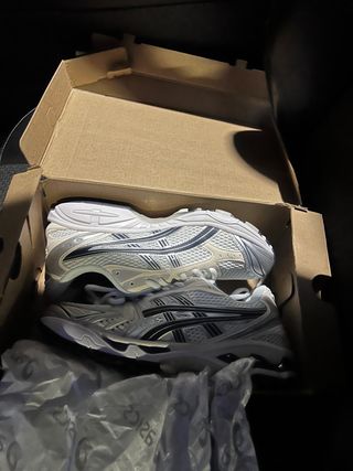 Zapatillas ASICS plateadas y blancas
