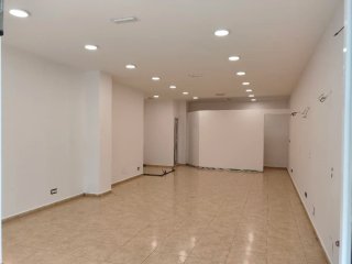 se alquila local en Juan de la Cosa 18