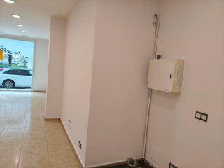 se alquila local en Juan de la Cosa 18