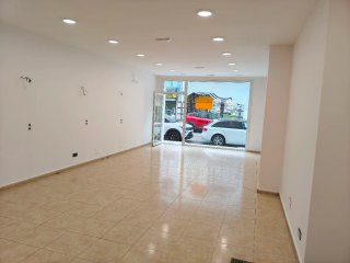 se alquila local en Juan de la Cosa 18