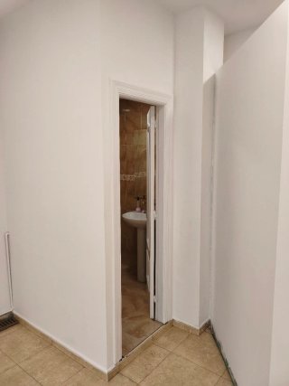 se alquila local en Juan de la Cosa 18