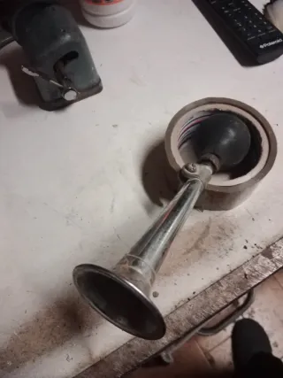 Bocina antigua de metal