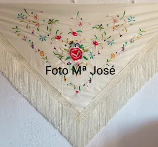 Mantoncillo flamenca beige bordado de colores