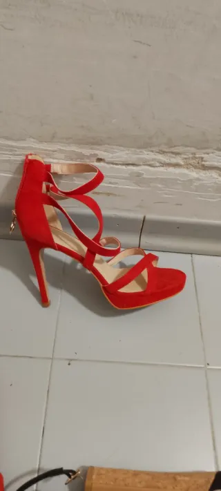 Scarpe rosse con tacco alto usate una volta