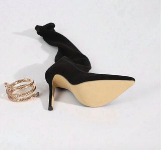 Botas altas negras con serpiente dorada