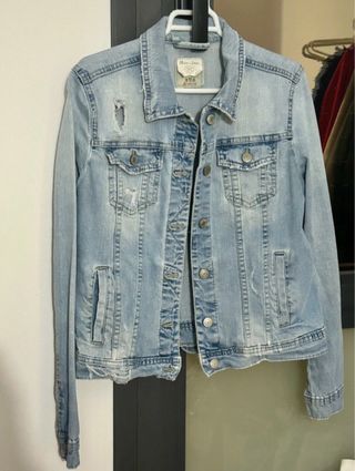 Cazadora vaquera Stradivarius efecto desgastada