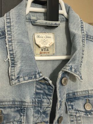 Cazadora vaquera Stradivarius efecto desgastada