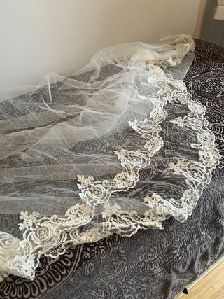 Vestido de Novia Blanco Encaje, con velo y cancan.