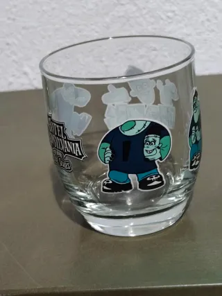 Vaso de cristal con dibujos de monstruos. Nocilla