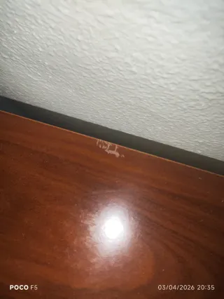 Mesita de noche clásica madera y dorado