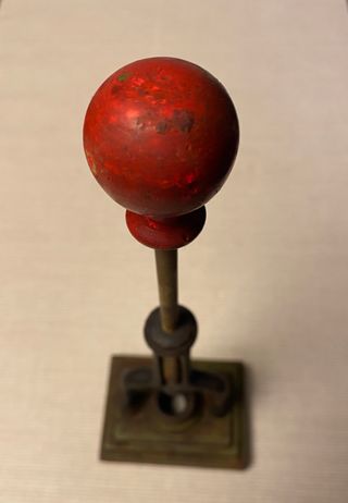 Máquina antigua para deshuesar aceitunas