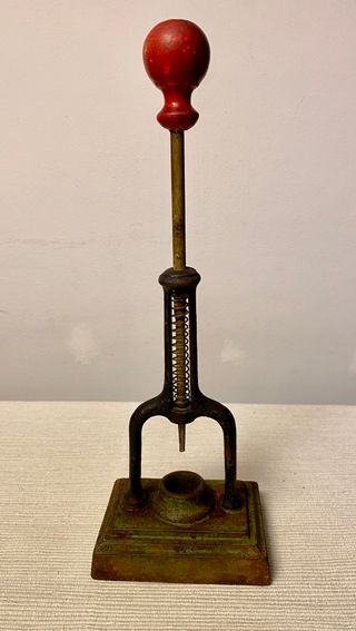 Máquina antigua para deshuesar aceitunas