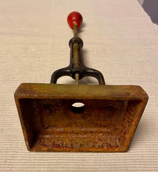 Máquina antigua para deshuesar aceitunas